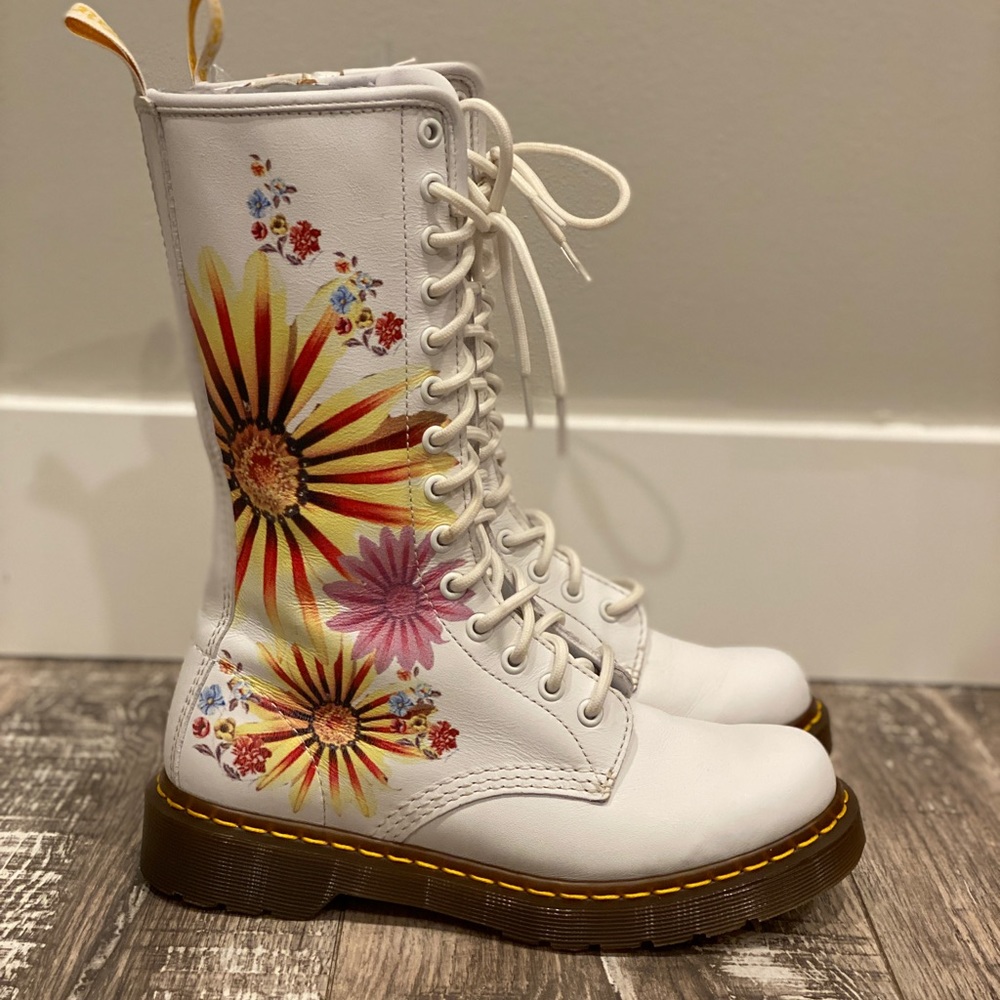 Doc Dr Martens Retro Flower Burst 14-eye Boots US7